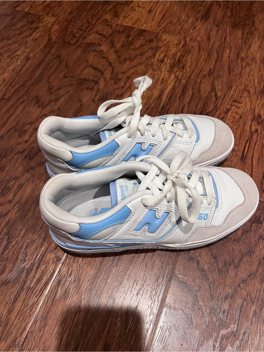 New Balance women’s Sneakers in White and Light Blue 6.5